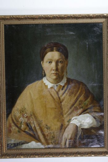Дано поясное изображение молодой женщины в белой кофточке с накинутой на плечи светло-коричневой шалью.