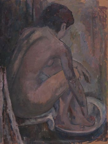 Изображена со спины обнаженная фигура сидящей женщины, опустившей ноги в тазик.