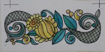 Изображена композиция из желтого бутона в наклон, двух серых завитков с решетчатой штриховкой, зеленых листьев.