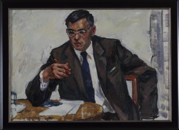Дано поясное изображение сидящего за круглым столом молодого мужчины в темном костюме, белой рубашке и галстуке. На столе лист бумаги, в правой руке карандаш.