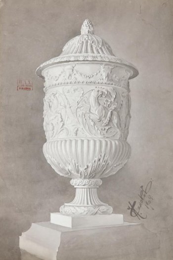 Изображена высокая круглая ваза. Тулово вазы декорировано рельефным  растительным орнаментом. Низ вазы заканчивается полукругом с лепными листьями. Стоит ваза на небольшой ножке. Крышка вазы в виде цветка.