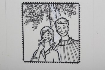На фоне дерева изображены погрудно девушка с поднятой к губам правой рукой и юноша.