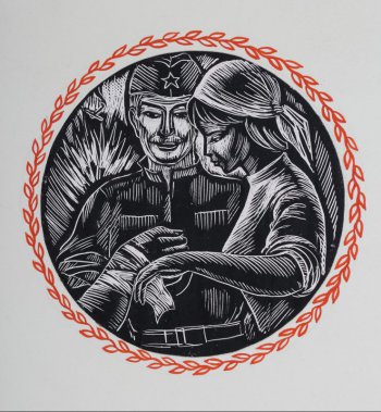 Изображены солдат и медсестра, перевязывающая ему руку. Композиция окружена стилизованным орнаментом.