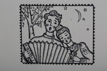 Изображены погрудно поющие парень с гармошкой и девушка; слева - береза, справа вверху - месяц и звезды.