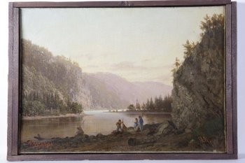 Изображен летний пейзаж с рекой. Берега крутые, обрывистые, поросшие лесом. На первом плане - фигуры четырех человек с рыболовными снастями.