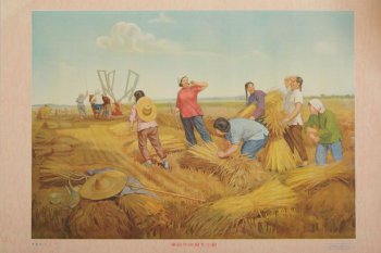Изображена группа женщин, работающих в поле на уборке хлеба, в центре стоит женщина  в красной кофте, одна из работающих вяжет снопы, другая собирает колосья. Третья управляет косилкой. Под изображением надпись из восьми иероглифов.