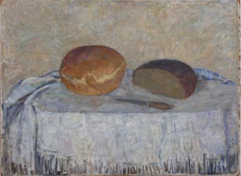 На покрытом светлой скатертью столе два каравая хлеба (белый и черный). Перед ними - нож с круглой деревянной ручкой.