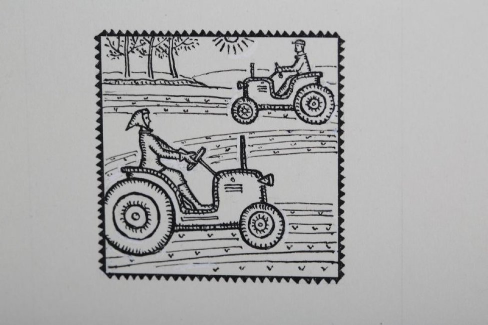 Изображены едущие на тракторах друг другу навстречу девушка и юноша. Вдали слева - три дерева.