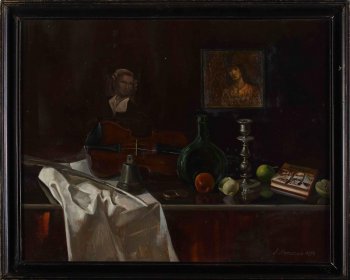 Изображен стол. На нем слева белая драпировка, на которой лежат гусиное перо, колокольчик, скрипка. Справа - штоф, подсвечник, книга, фрукты. На стене два женских портрета.