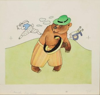 Стилизованное изображение в центре композиции медведя в зеленой шляпе и желто-полосатых штанах, стоящего на зеленом пригорке;  слева бегущего зайца в голубой майке и штанах в горошек, справа - буквы 