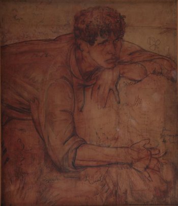 Поясное изображение лежащего на животе молодого мужчины с кудрявой головой, в рубашке с закатанными до локтей рукавами, голова дана в 3/4 повороте; подбородком опирается на левую руку.