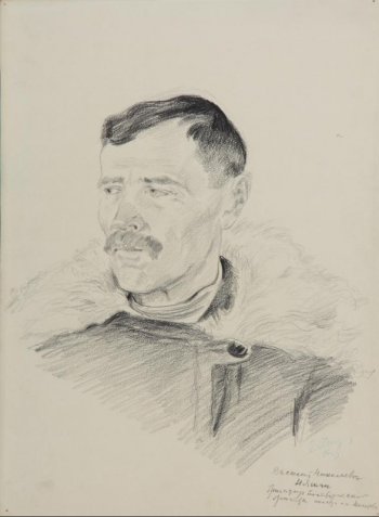 Погрудное изображение мужчины с усами, в пальто с меховым воротником; голова в 3/4 повороте влево.