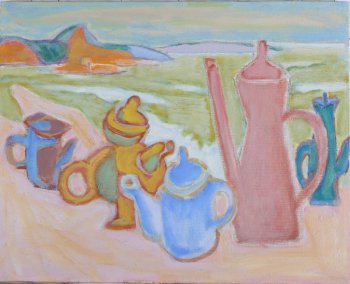 На первом плане, на желто-розовой поверхности, изображены чайники, различные по величине, форме и цвету. В центре - голубой чайник, справа - вытянутый розовый с прямым высоким носиком, за ним - темно-бирюзовый. За чайниками зеленоватая поверхность моря со светлыми волнами. Слева - горы оранжевого, темно-бирюзового и голубого цвета. В центре, у горизонта - горы светло-сиреневого цвета. Небо голубое, с цветными облаками.