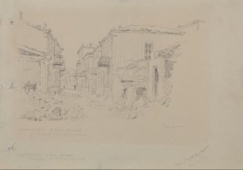 Изображена узкая улица с разрушенными домами на первом плане. Вдали силуэты двух прохожих.