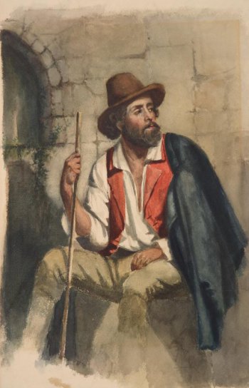 У серой каменной стены сидит длинноволосый бородатый  мужчина в коричневой шляпе, белой рубашке, красном жилете и зеленых брюках; голова повернута вправо. В правой руке посох.