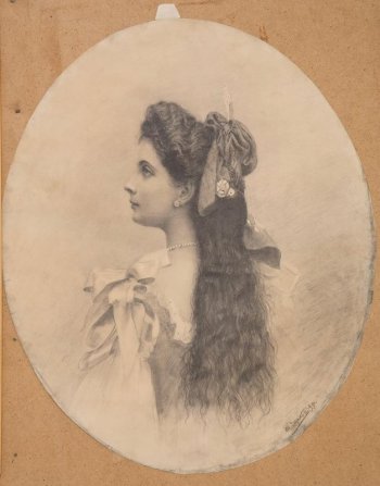 Поясное изображение молодой женщины спиной к зрителю; голова в левый профиль. Распущенные волосы лежат на спине, перевязанные лентой. В ушах серьги, на шее ожерелье. Платье декольтированное. На левом плече - бант.
