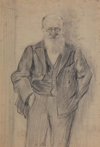 Поколенное изображение пожилого мужчины в костюме, с  длинной бородой, в очках; правая рука в кармане брюк, левая за спиной.