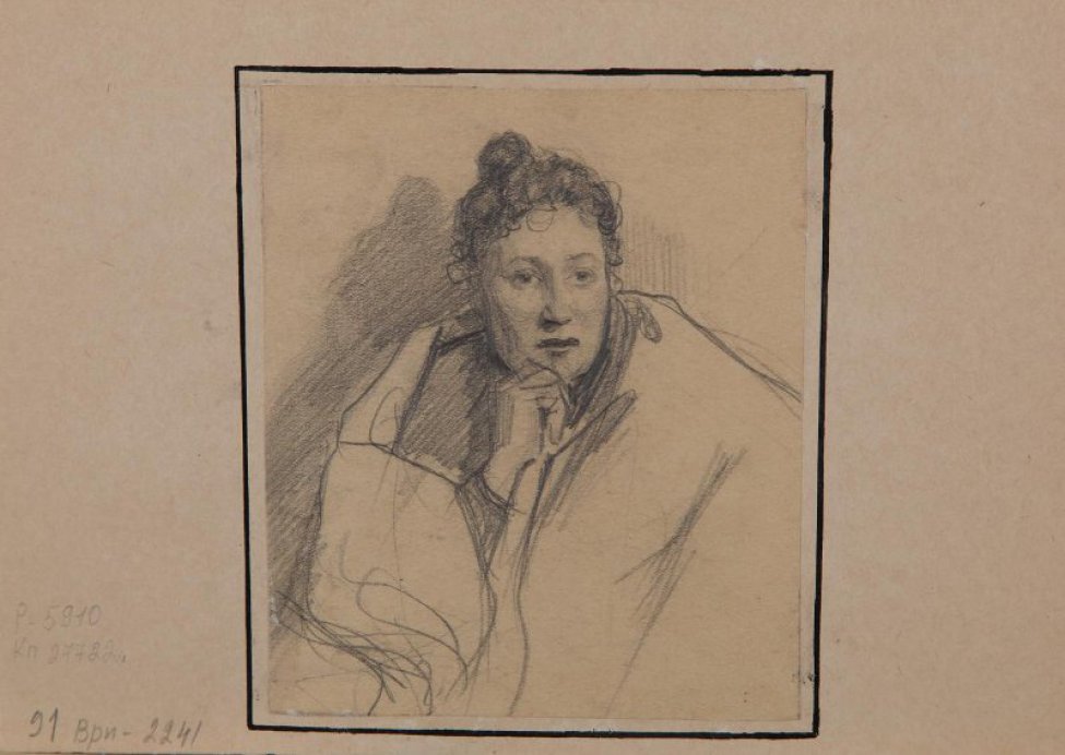 Поясное изображение в фас женщины средних лет, закутанной в платок; правая рука поднята к лицу.