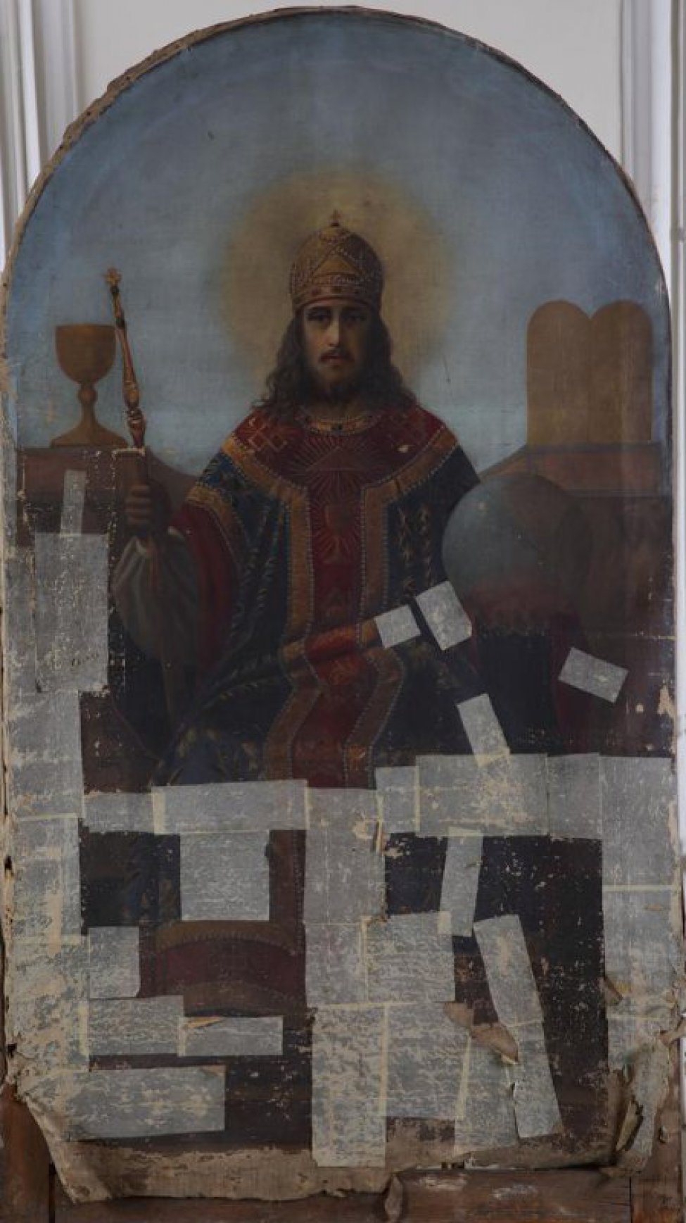 Изображает молодого Христа, сидящего на троне со скипетром в одной руке и со сферой в другой руке. Верх полукругом.