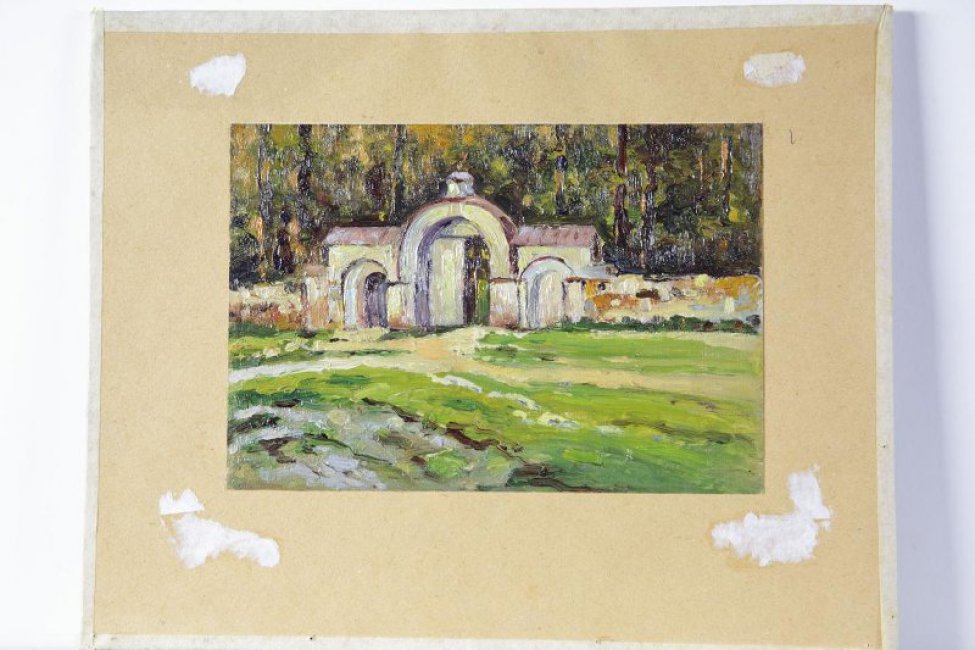 Изображены каменные аркообразные ворота с двумя калитками по бокам и часть стены справа и слева. Левая калитка и половина ворот открыты. Перед воротами дорожка, зелень, за стеной лес.