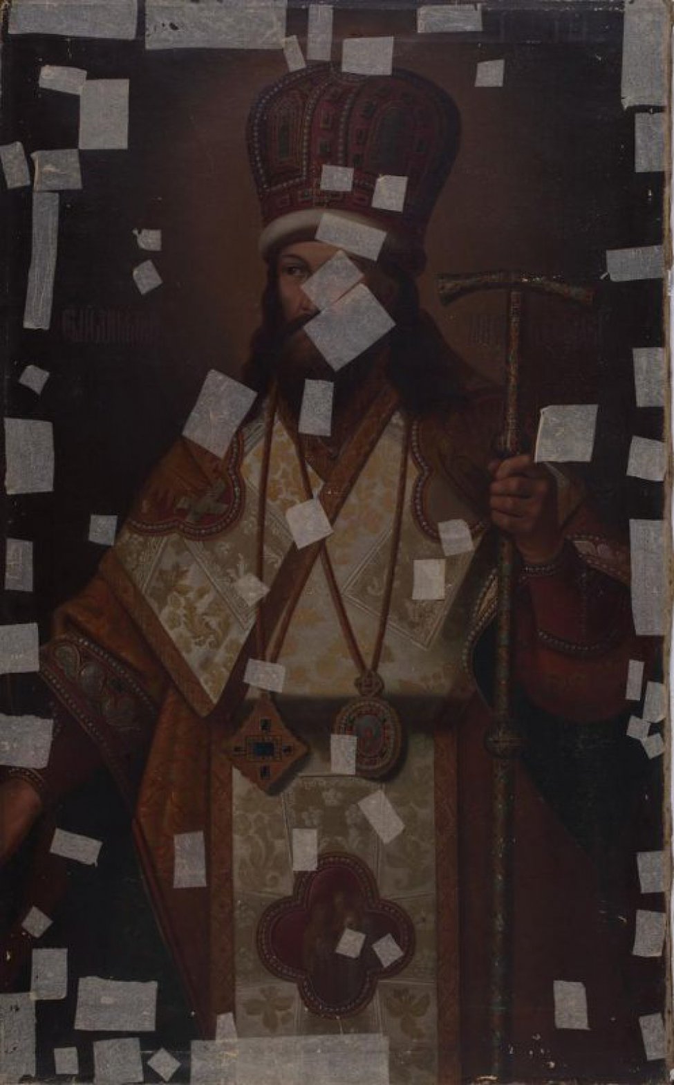 Поколенное изображение пожилого мужчины в священнических одеждах светло-коричневой парчи с растительным орнаментом, с митрой на голове и посохом в левой руке.