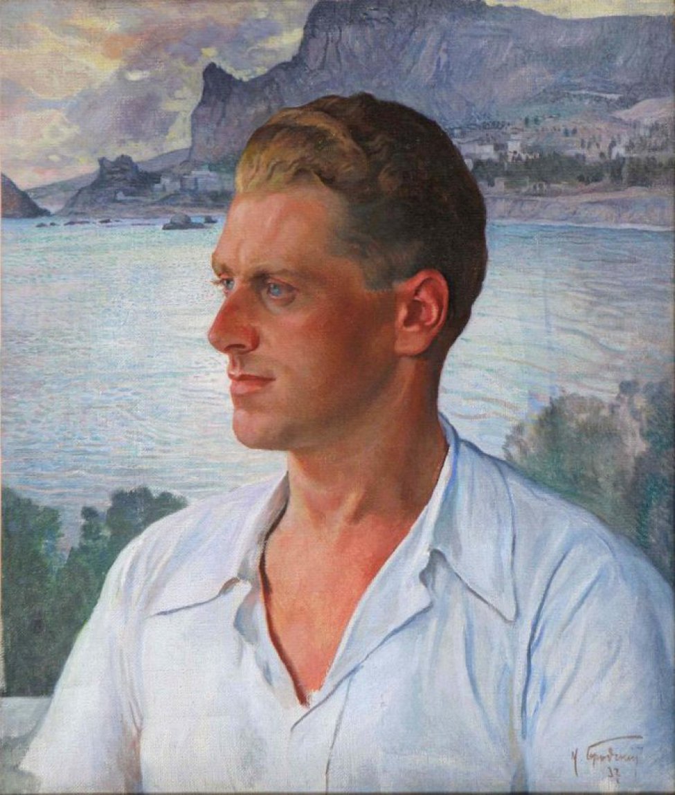 Погрудное изображение молодого мужчины с русыми волосами и голбыми глазами, в белой распахнутой у ворота рубашке, на фоне крымского берегового пейзажа.