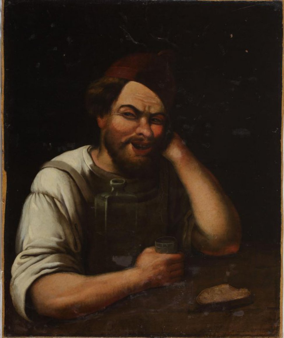 Изображение у стола мужчины с бородой, одетого в белую рубашку, серый фартук и красную круглую шапочку. В правой руке он держит стаканичк, левой подпирает голову. На столе стоит штоф и лежит кусок хлеба. Фон темный.