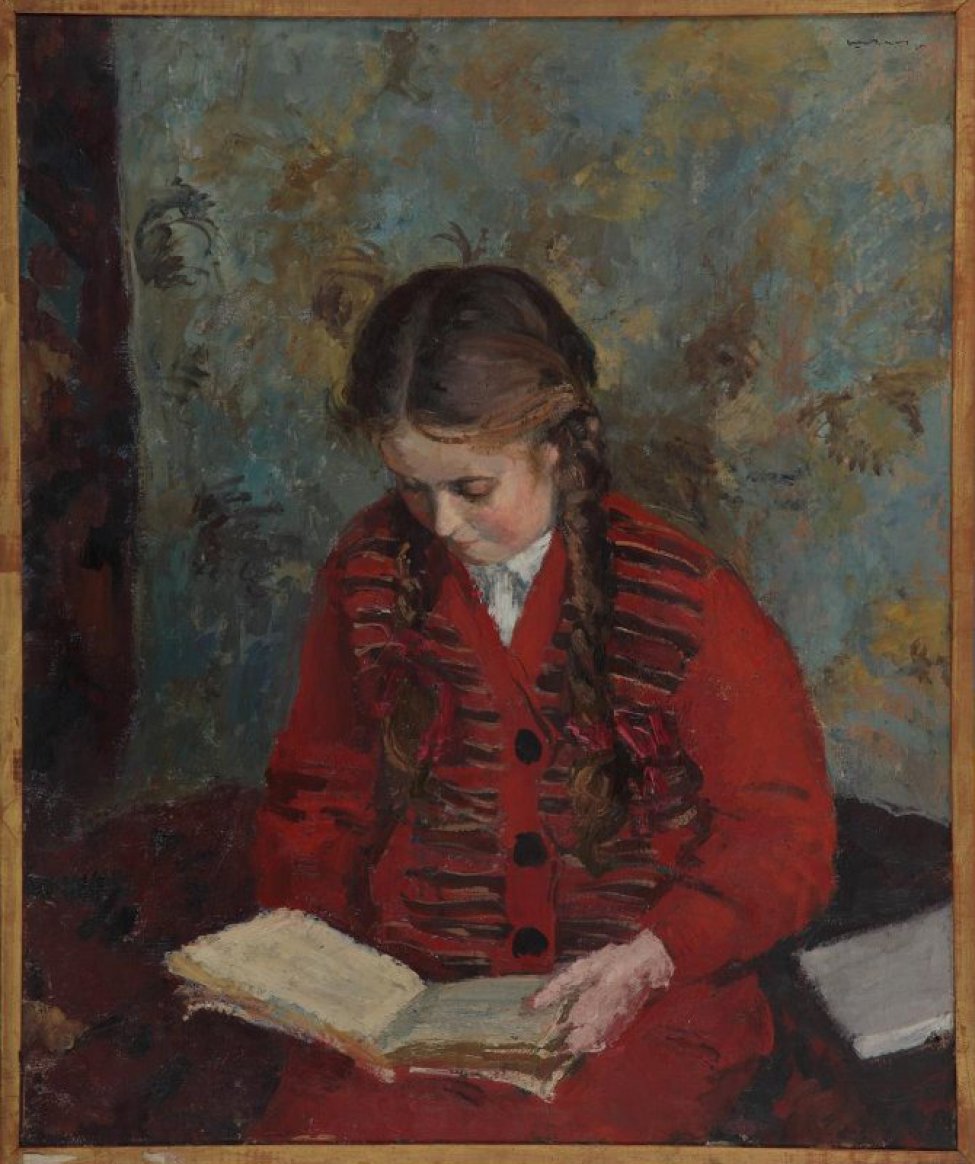 Изображена сидящая девочка в красной полосатой фуфайке, с двумя темно-русыми косами, читающая раскрытую книгу, лежащую у ней на коленях. Голова наклонена вниз и повернута вправо.