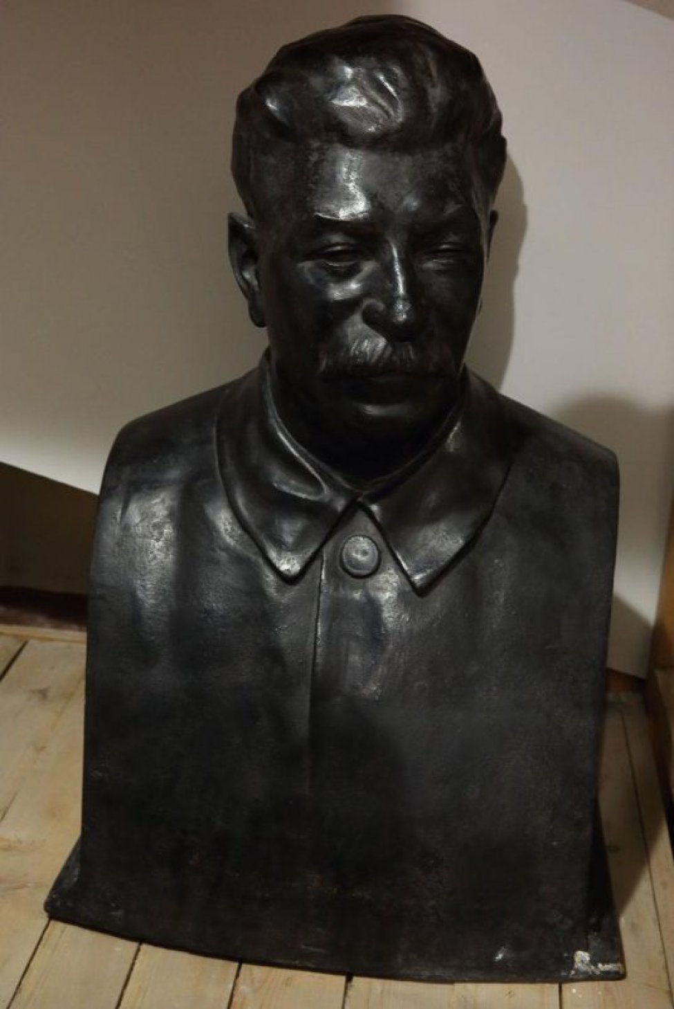 Сталин изображен в кителе. Лицо обращено чуть вправо. На лице - усы.