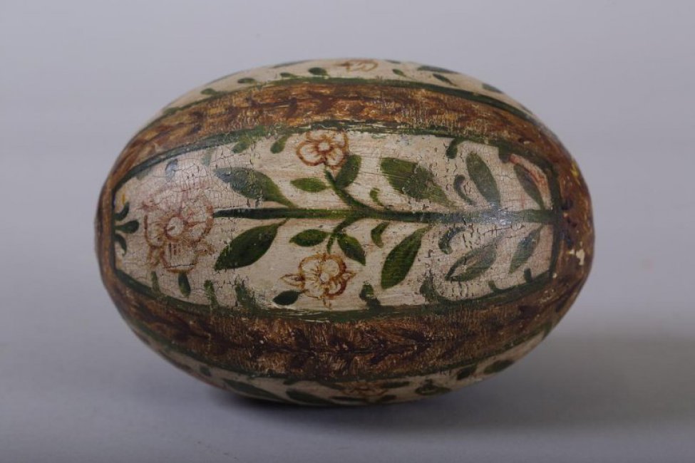 Яйцо деревянное с писанным на нем маслом растительным орнаментом.