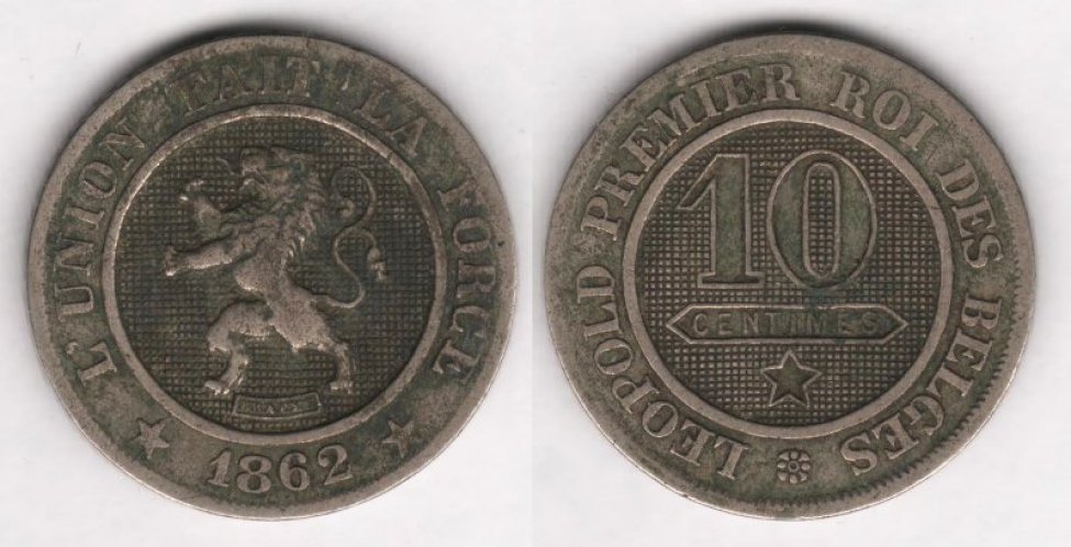 Аверс: В центре -- герб Бельгии в круглом медальоне: на фоне из мелких квадратов (чёрный цвет в геральдике) геральдический лев на задних лапах (вздыб- ленный) с высунутым языком и раздвоенным хвостом, обращённый геральдически вправо. Под изображением льва подпись автора мелким шрифтом (расположена между задними лапами) в линейной прямоугольной рамке: BRAEMT. Вокруг медальона линейная рамка. Вокруг рамки надпись с разры- вом внизу: L’UNION FAIT LA FORCE. Внизу в разрыве надписи, дата: 1862. Слева и справа от даты по пятиконечной звезде. Вокруг композиции аверса рамка из коротких зубцов (примыкает к буртику; стёрта почти полностью -- слабо различима только внизу). По краю монеты линейный буртик.
Реверс: В центре, в круглом медальоне, на фоне из мелких квадратов -- обозначение номинала в 2 строки: 10 / CENTIMES. Цифра номинала выполнена круп- ным шрифтом; 2-я строка номинала выполнена мелким шрифтом, расположена на гладком фоне, вокруг строки тонкая линейная рамка, образующая горизонтальный пятиугольник (с острыми углами с правой и левой стороны). Под номиналом пятиконечная звезда. Вокруг композиции медальона ли- нейная рамка. Вокруг рамки надпись с небольшим разрывом внизу: LEOPOLD PREMIER ROI DES BELGES. Внизу, в разрыве надписи, круглая розет- ка, состоящая из 8 лепестков и кружка в центре (в центре кружка маленькая углубленная точка). Вокруг композиции реверса рамка из коротких зубцов (примыкает к буртику; частично стёрта, различима только нижняя часть). По краю монеты линейный буртик.
Гурт: пунктирный (В виде углублённых (контррельефных) квадратов.)