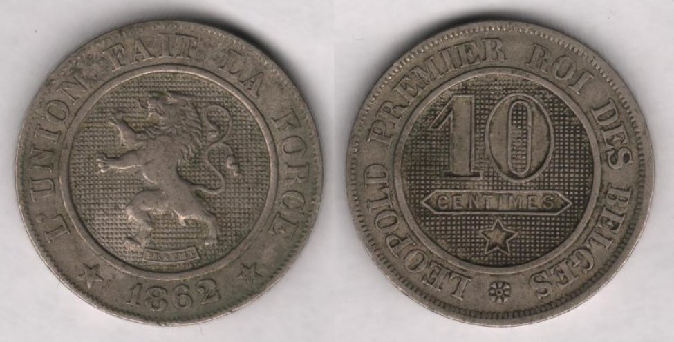 Аверс: В центре -- герб Бельгии в круглом медальоне: на фоне из мелких квадратов (чёрный цвет в геральдике) геральдический лев на задних лапах (вздыб- ленный) с высунутым языком и раздвоенным хвостом, обращённый геральдически вправо. Под изображением льва подпись автора мелким шрифтом (расположена между задними лапами) в линейной прямоугольной рамке: BRAEMT. Вокруг медальона линейная рамка. Вокруг рамки надпись с разры- вом внизу: L’UNION FAIT LA FORCE. Внизу в разрыве надписи, дата: 1862. Слева и справа от даты по пятиконечной звезде. Вокруг композиции аверса рамка из коротких зубцов (примыкает к буртику). По краю монеты линейный буртик.
Реверс: В центре, в круглом медальоне, на фоне из мелких квадратов -- обозначение номинала в 2 строки: 10 / CENTIMES. Цифра номинала выполнена круп- ным шрифтом; 2-я строка номинала выполнена мелким шрифтом, расположена на гладком фоне, вокруг строки тонкая линейная рамка, образующая горизонтальный пятиугольник (с острыми углами с правой и левой стороны). Под номиналом пятиконечная звезда. Вокруг композиции медальона ли- нейная рамка. Вокруг рамки надпись с небольшим разрывом внизу: LEOPOLD PREMIER ROI DES BELGES. Внизу, в разрыве надписи, круглая розет- ка, состоящая из 8 лепестков и кружка в центре (в центре кружка маленькая углубленная точка). Вокруг композиции реверса рамка из коротких зубцов (примыкает к буртику). По краю монеты линейный буртик.
Гурт: пунктирный (В виде углублённых (контррельефных) квадратов.)