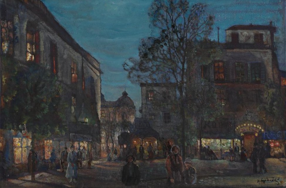 Изображена улица с высокими домами, освещенными окнами магазинов. На первом плане несколько фигур людей. Небо темное, ночное.