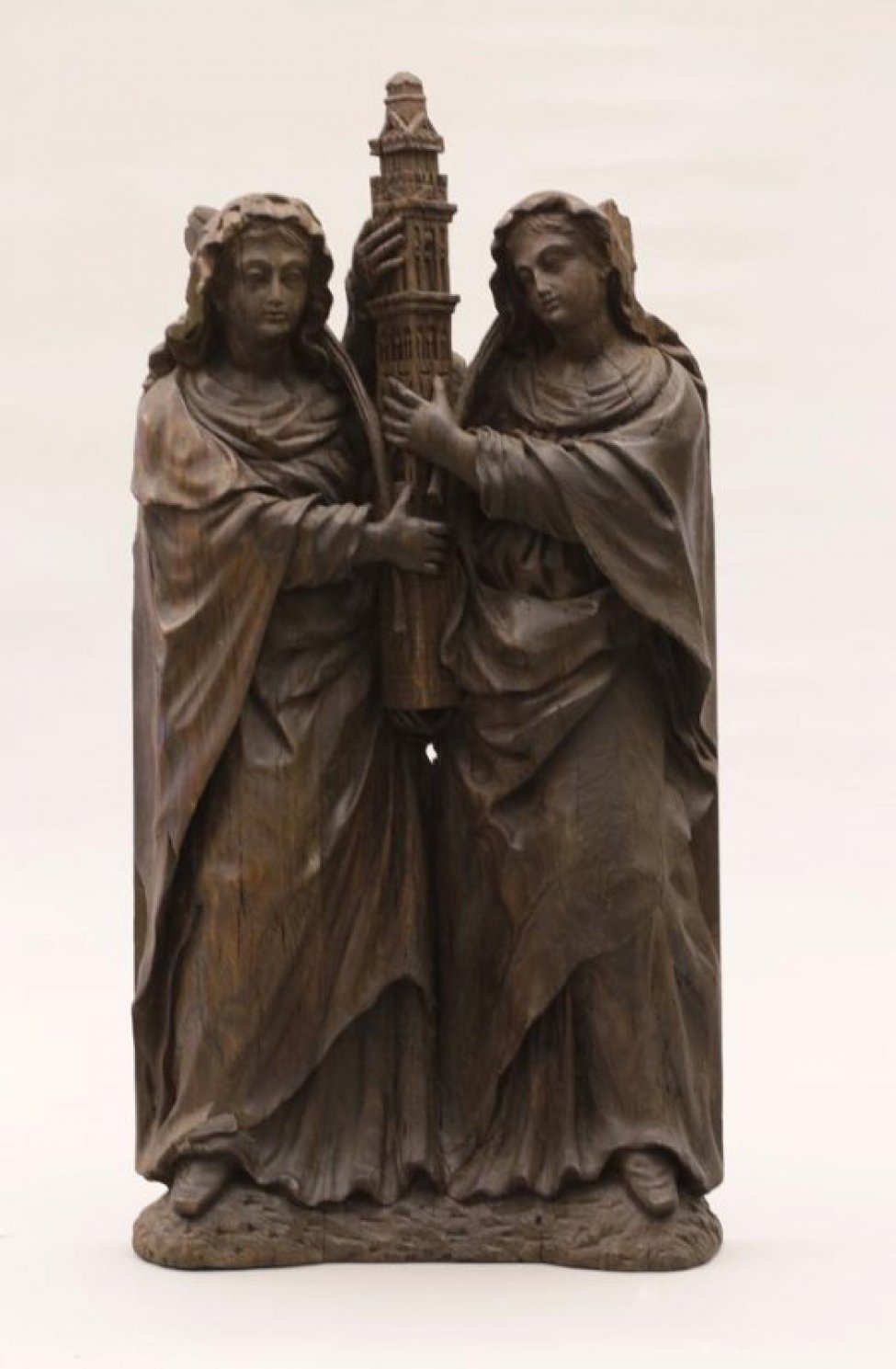 Изображены две женские фигуры, в длинных одеждах. Обе женщины в руках держат макет, изображающий храм, лица их обращены к зрителю.