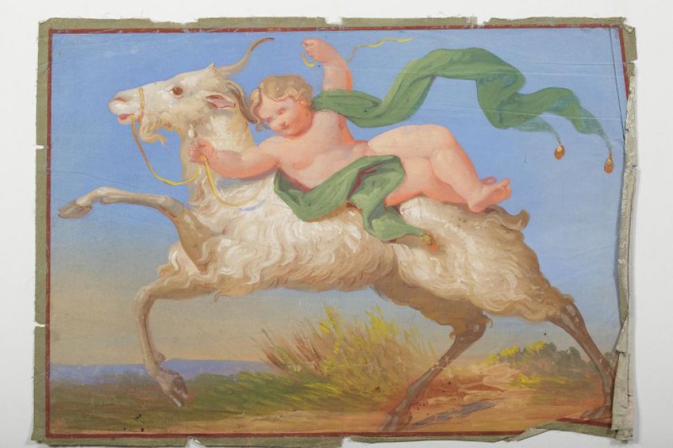 Изображен купидон на скачущем козле на фоне синего неба. Купидон с зеленым шарфом лежит на правом боку.