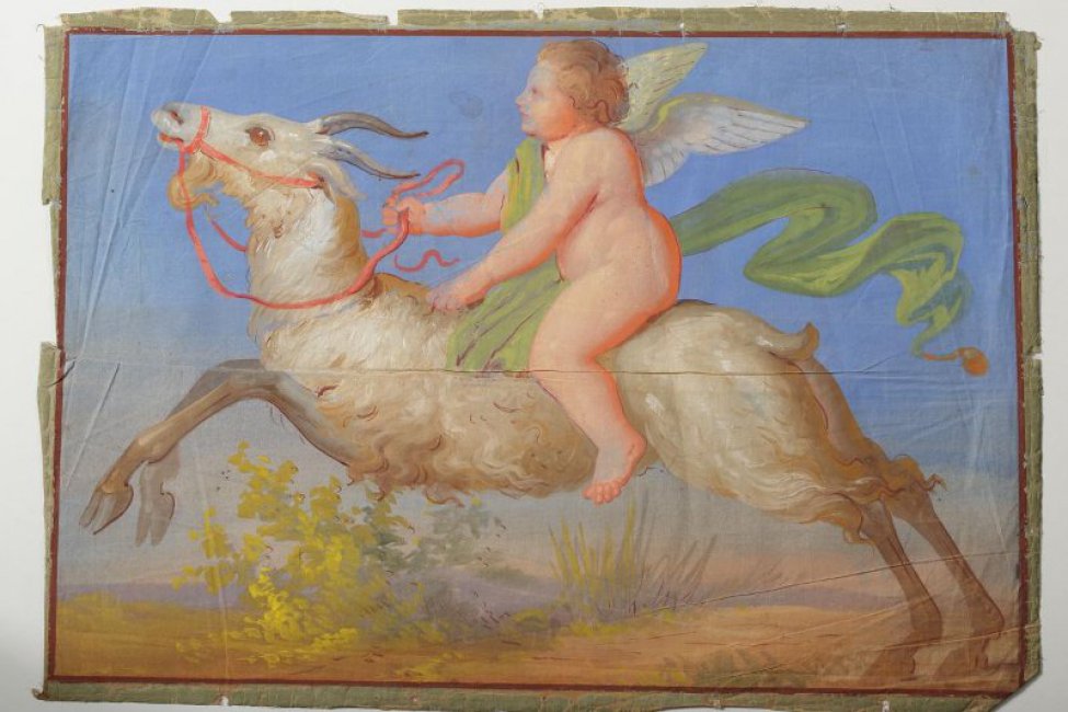Изображен купидон на скачущем козле на фоне синего неба. Купидон с зеленым шарфом.