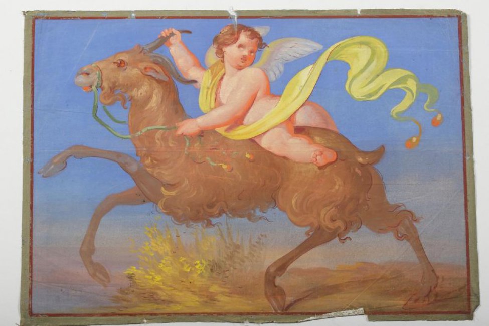 Изображен купидон на скачущем козле на фоне синего неба. Купидон с желтым шарфом лежит на правом бедре. Под ногами кустарник.