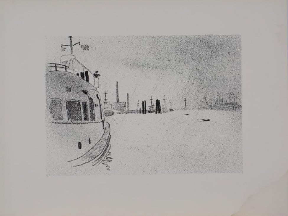 На первом плане слева верхняя часть судна (рубка), справа - панорама акватории гамбургского порта. На дальнем плане обобщённое изображение портовых сооружений, портальных кранов и труб.