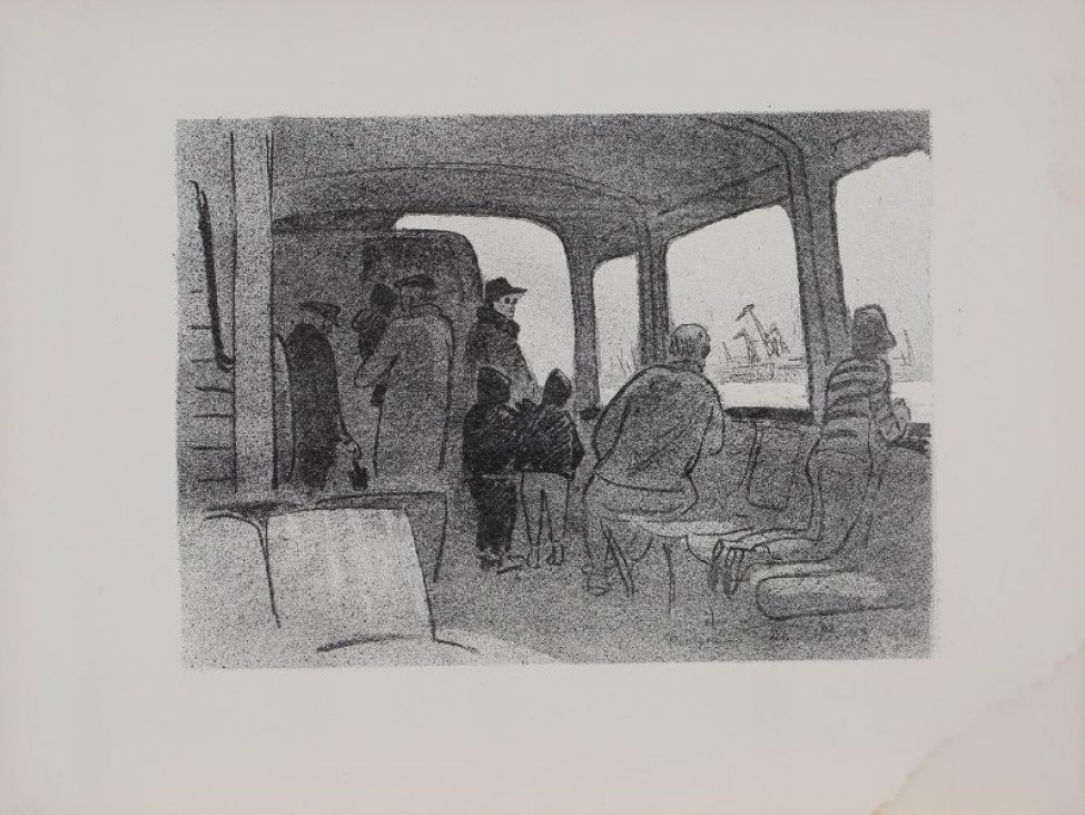 Изображён салон пассажирского катера. Справа у края стоящая на коленях на сидении девочка, смотрящая в окно. Слева от девочки сидящий пожилой грузный мужчина. Слева от него двое детей в куртках с капюшоном, рядом женщина в пальто и шляпе. Слева от этой группы спиной к зрителю мужчина в кепке и пальто, держащий на руках маленького ребёнка в тёмной куртке с капюшоном. Слева от него мужчина в форменной тужурке и кепке, опирающийся на палку. В окнах салона виднеются портальные краны.