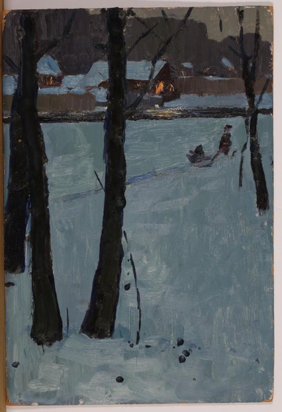 Изображен зимний вечерний пейзаж. На голубом заснеженном пространстве деревья с темными стволами - три слева и одно справа. Справа у дерева намеченная фигура человека, везущего санки. На заднем плане - одноэтажные домики за заборами, с освещенными окнами.