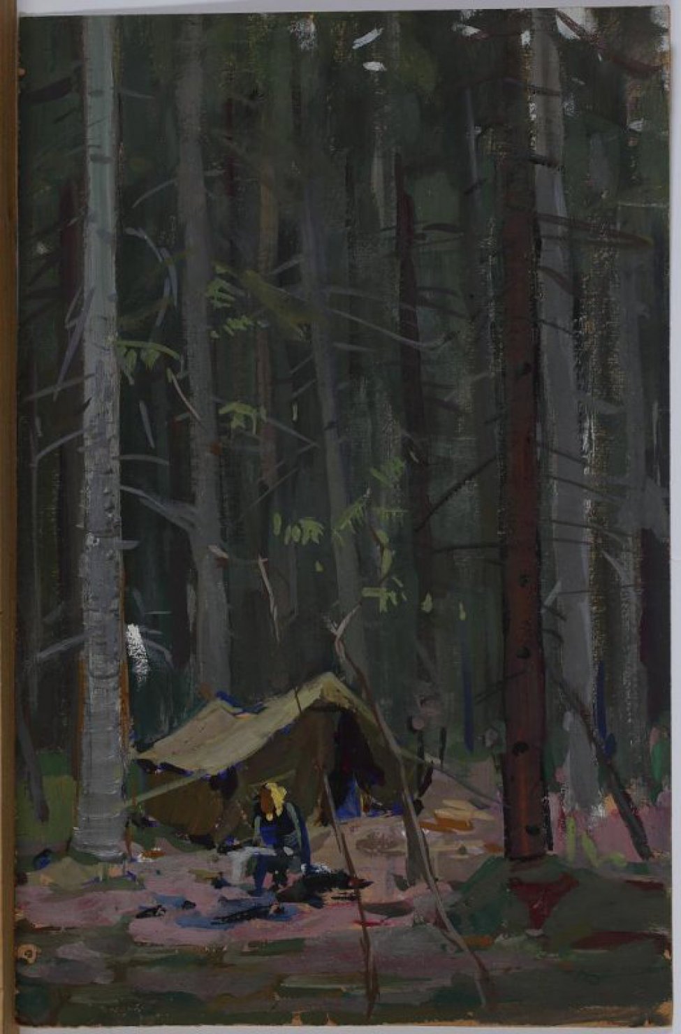 На фоне густого леса на дальнем плане - в нижней части картины изображена туристическая палатка, перед ней - схематичное изображение фигуры сидящего человека.