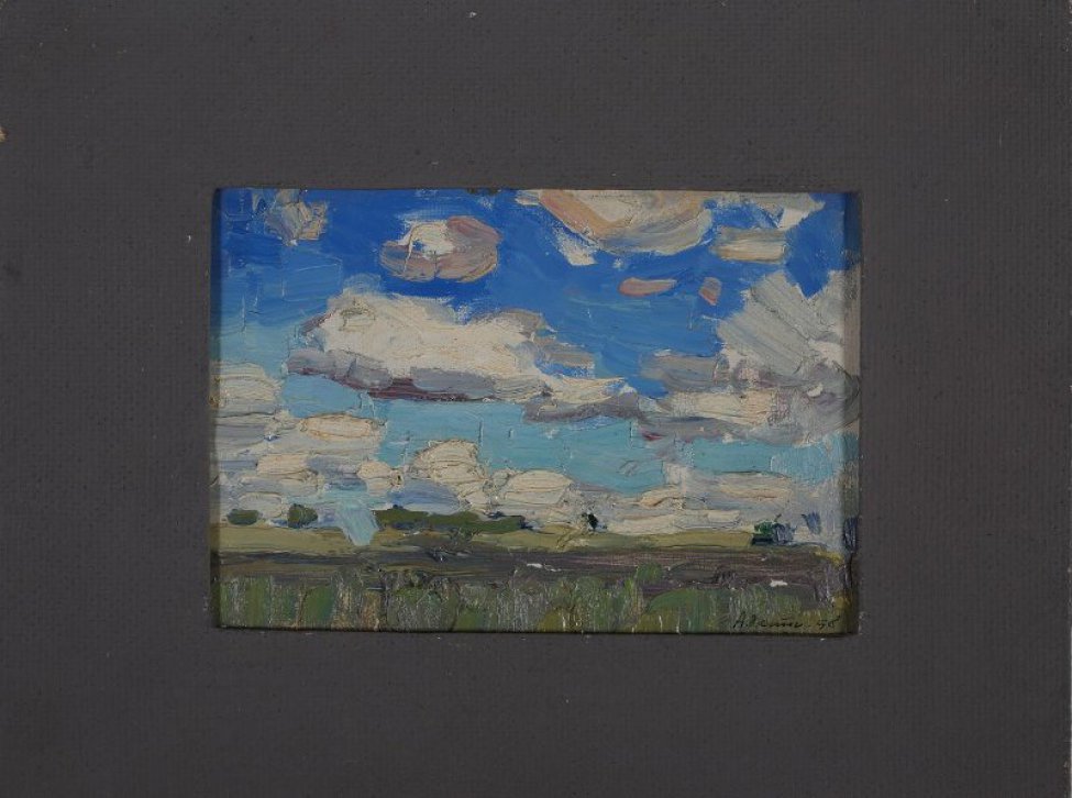 Изображен пейзаж. В нижней части - зеленая трава и серая полоска поля (?). Над ними ярко-голубое небо с многочисленными бело-серыми кучевыми облаками. Небо занимает большую часть изображения.