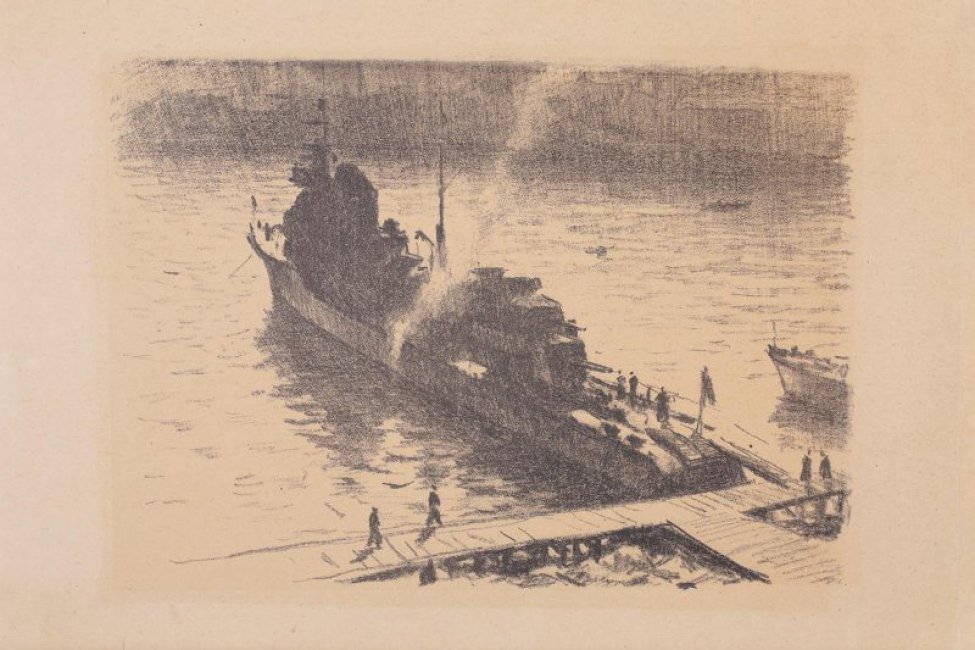 Изображен эсминец, пристающий к мосткам.
