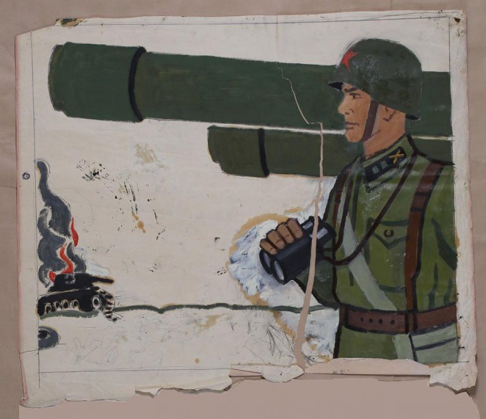 Слева на фоне стволов орудий  поясное изображение бойца в мундире,  каске с красной звездой, с биноклем в руке.  Справа - горящий танк со свастикой.