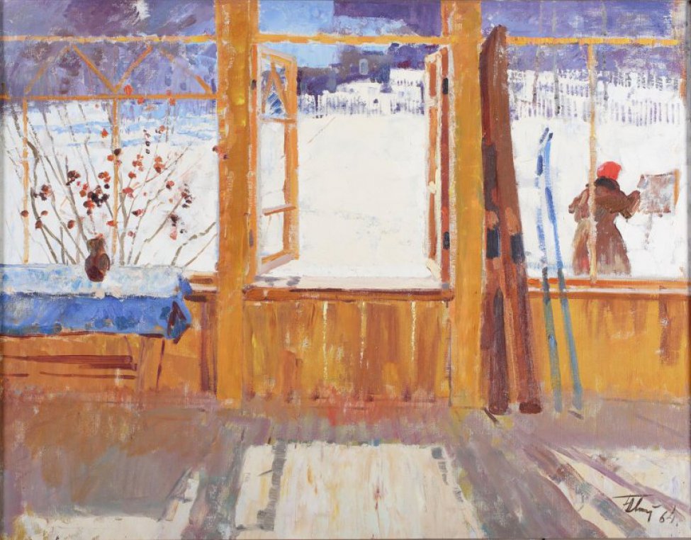 На переднем плане изображена деревянная светло-коричневая терраса с открытым окном посередине, справа у окна две пары лыж, коричневых и синих, слева - часть стола с синей скатертью и коричневым кувшином на нем. За окном справа на фоне белого снега поколенное изображение со спины женщины в коричневом пальто и красном платке, перед ней раскрытый этюдник. Вдали за забором дома с заснеженными крышами.