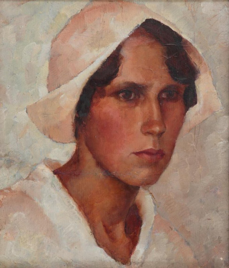 На светлом фоне в 3/4 повороте вправо дано погрудное изображение молодой женщины в светлой кофточке с V-образным вырезом, в белой шапочке с загнутыми острыми углами возле ушей, из под которой видны темные волосы.