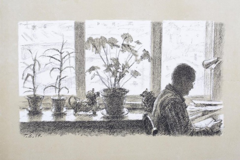 На фоне 3-х створчатого окна дано поясное изображение в профиль мужчины в очках, сидящего у стола. На подоконнике стоят три комнатных цветка в горшках; возле одного из них две маленькие собачки.За окном виднеется городской пейзаж.