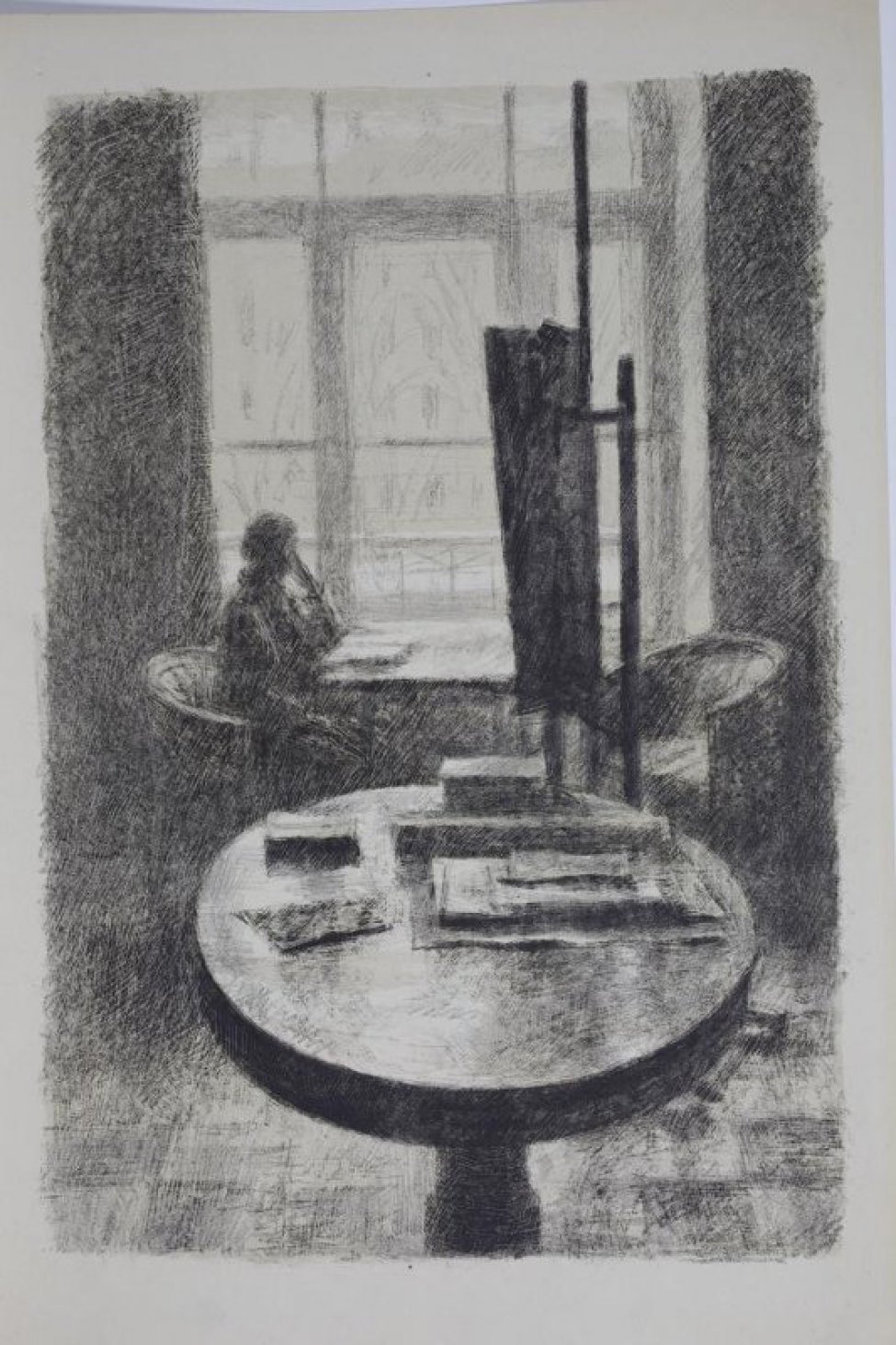 Изображена часть комнаты с окном. На переднем плане круглый стол, на столе книги, листы бумаги. На втором плане справа мольберт и кресло. На третьем плане у окна силуэт женщины, сидящей в кресле у прямоугольного стола.