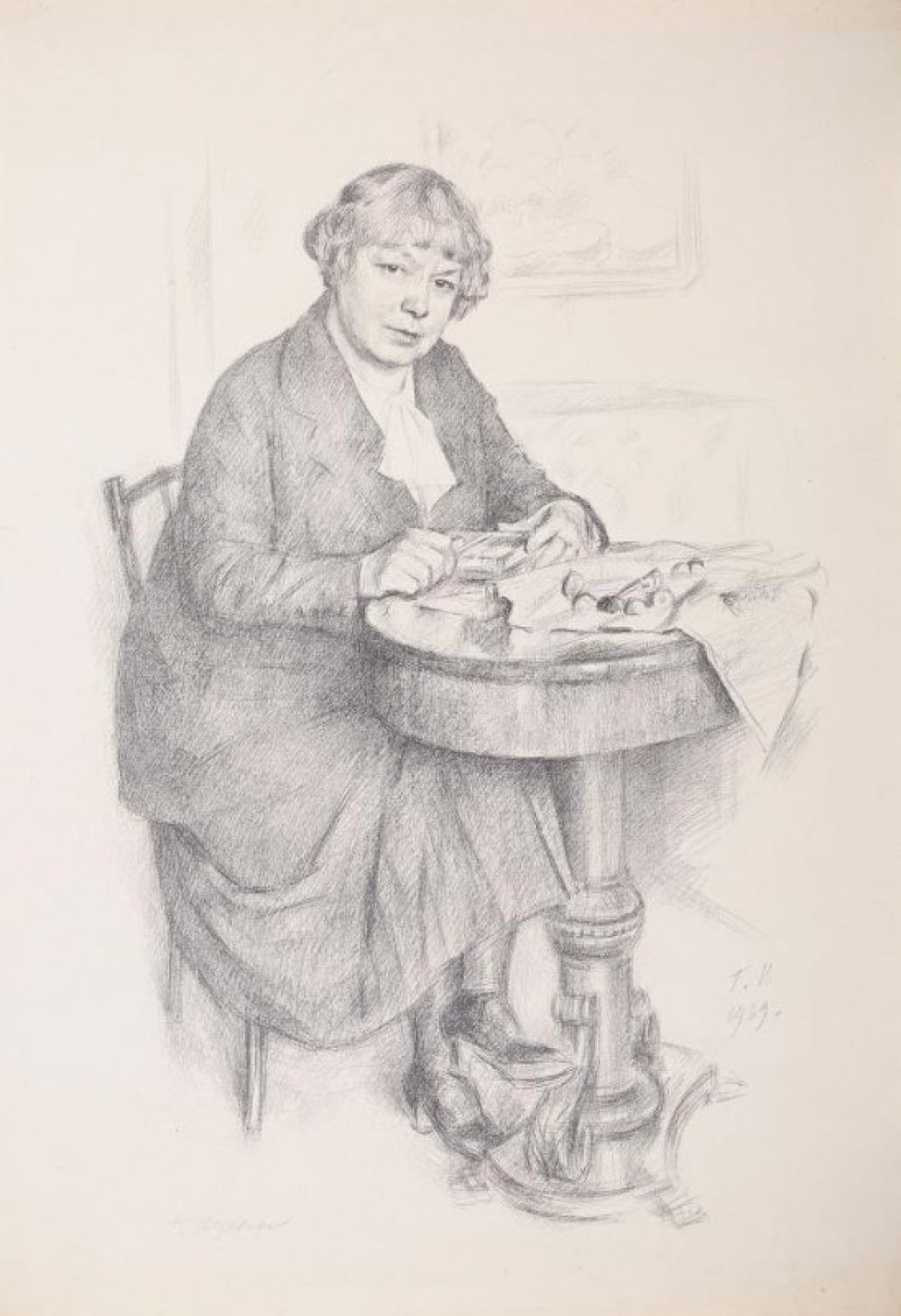 Изображена женщина средних лет в темном костюме и светлой блузке, стрижка короткая. Женщина сидит на стуле у круглого столика, на котором штихели-инструменты для гравирования и бумага.Справа внизу на изображении литографированная монограмма Г.В. 1939.
