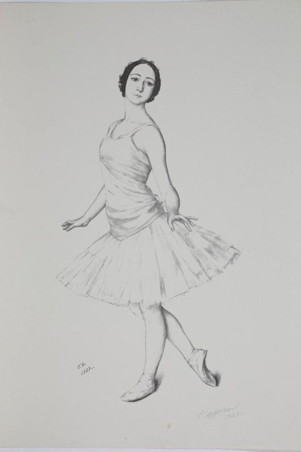 Изображена в рост балерина в пачке до колен. Фигура развернута на зрителя в 3/4 левом повороте, лицо анфас, руки слегка приподняты и разведены  в стороны, правая нога чуть отведена назад.